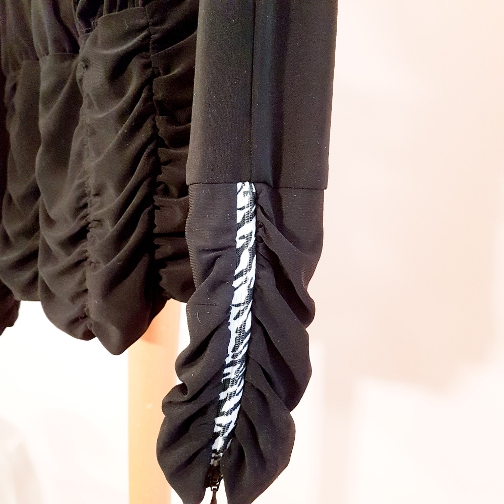 Black crossover top with gathered detail - unique - Picture 2 of 5